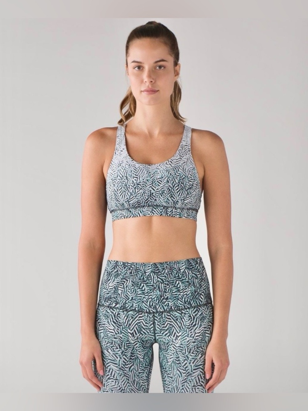 Lululemon Energy Bra (Nulux)
Dazzle Energy Bra 50g Alpine White Black, Size 6